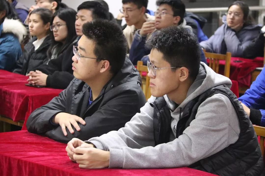 关于波澜壮阔：球队昂首阔步，勇夺胜利的信息