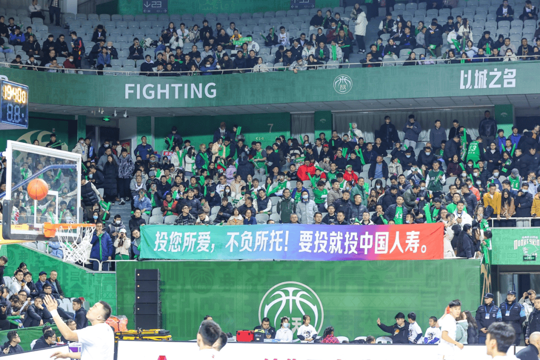 热火球迷齐声呐喊，见证球队逆转取胜